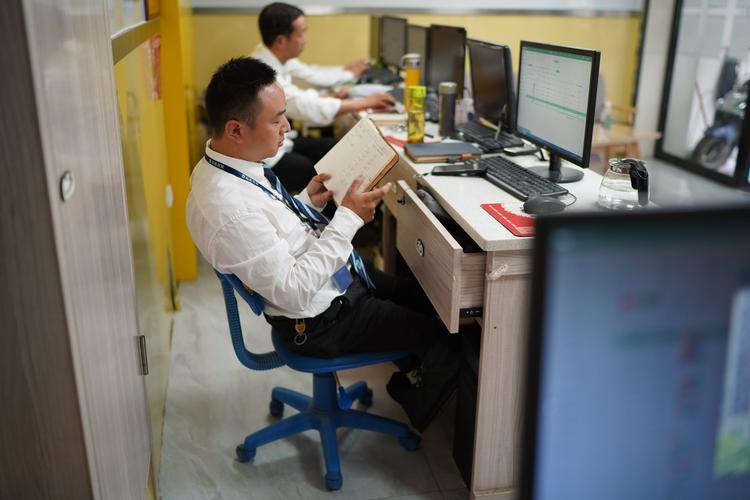 腿软腰硬 一个中介的独白